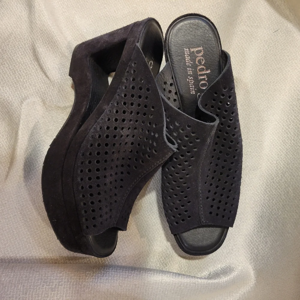 Sandals - Picture 2 of 3